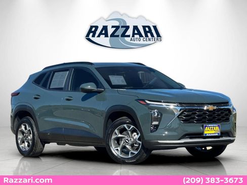 Used 2025 Chevrolet Trax LT FWD image 1