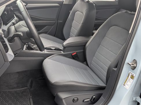 Used 2025 Volkswagen Jetta SE w/ Sunroof Package FWD image 17