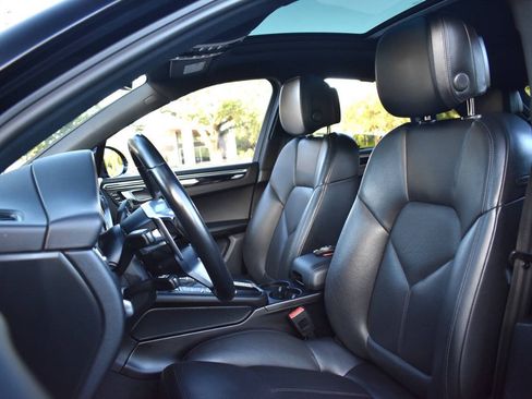 Used 2021 Porsche Macan AWD/4WD image 34