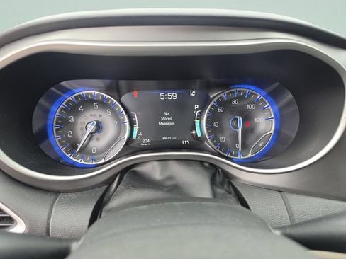 Used 2023 Chrysler Pacifica Touring-L FWD image 42