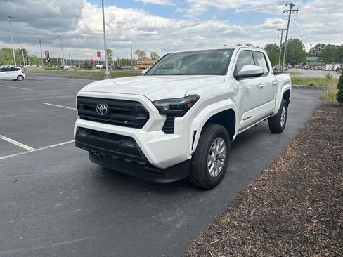 Certified 2025 Toyota Tacoma SR5 image 4