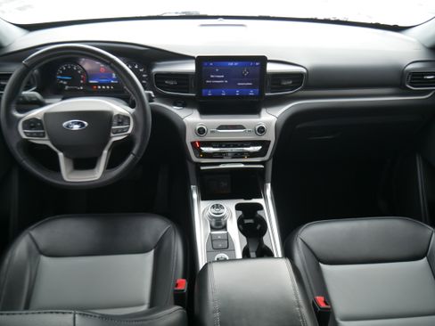 Used 2022 Ford Explorer XLT w/ Equipment Group 202A image 10