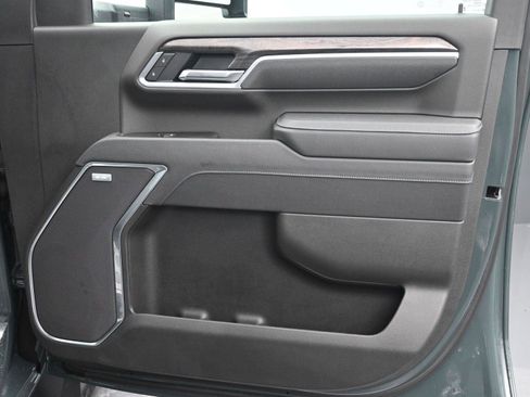 Used 2025 Chevrolet Silverado 2500 LTZ w/ LTZ Premium Package image 11