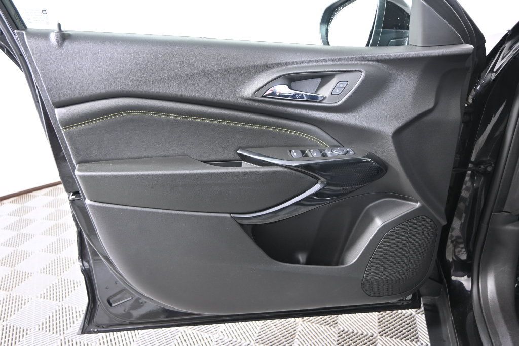 Used 2025 Chevrolet Trax LT FWD image 18