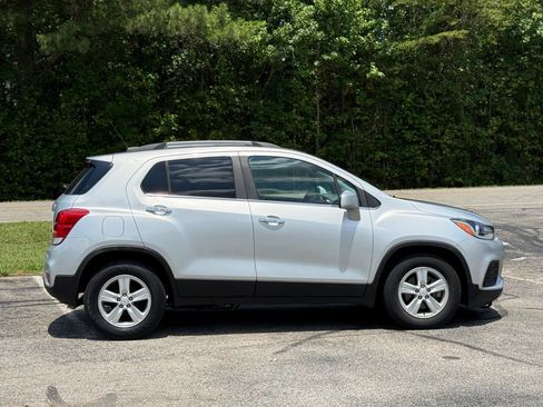 Used 2020 Chevrolet Trax LT w/ LT Convenience Package FWD image 3
