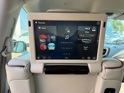 Used 2018 Chrysler Pacifica Limited w/ Advanced Safetytec Group FWD image 11