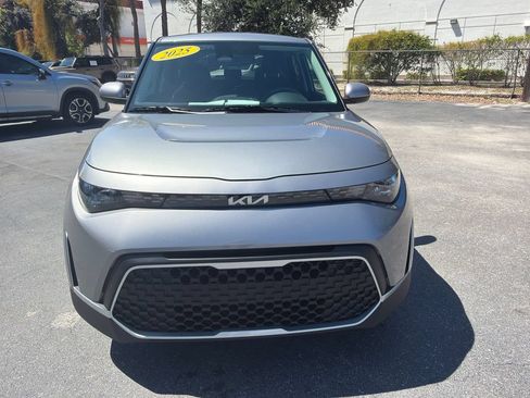Used 2025 Kia Soul LX w/ LX Technology Package FWD image 8