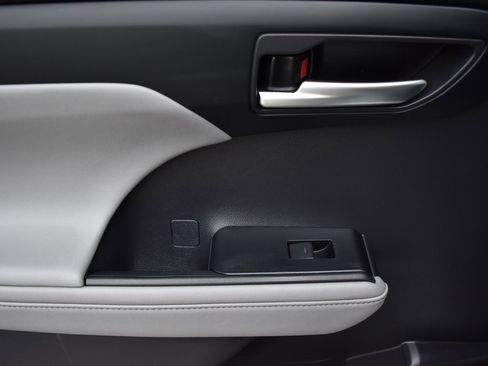 Used 2021 Toyota Highlander XLE image 13