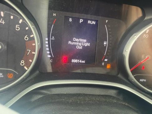 Used 2018 Jeep Compass Latitude FWD image 3