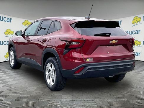 Used 2024 Chevrolet Trax LS w/ LS Convenience Package FWD image 4