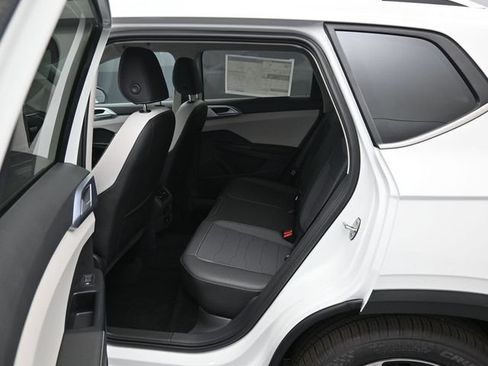 Used 2025 Volkswagen Taos SE AWD/4WD image 11