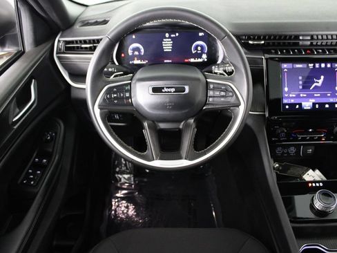 Used 2025 Jeep Grand Cherokee Laredo X RWD image 6
