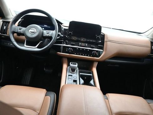 Used 2025 Nissan Pathfinder Platinum FWD image 32