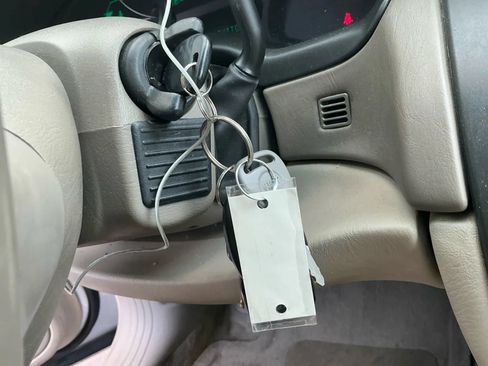 Used 2002 Cadillac De Ville w/ Comfort/Convenience Pkg FWD image 17