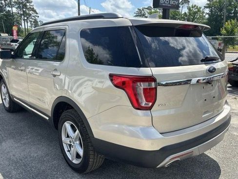 Used 2017 Ford Explorer XLT w/ Equipment Group 202A AWD/4WD image 9