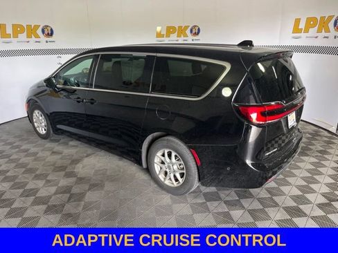 Used 2025 Chrysler Pacifica Select FWD image 5