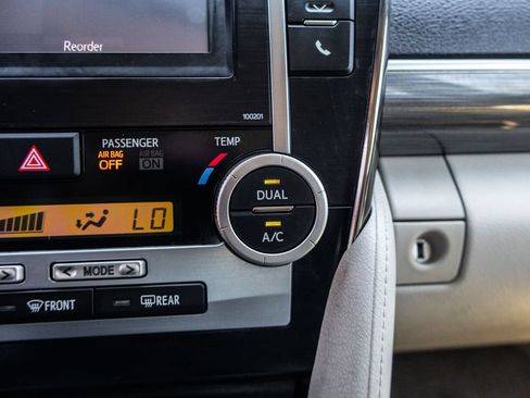 Used 2014 Toyota Camry LE FWD image 33
