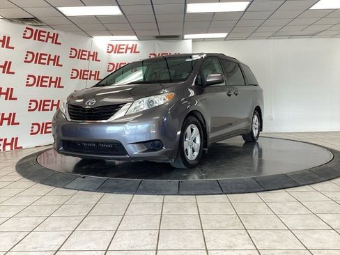 Used 2013 Toyota Sienna LE w/ Towing Pkg FWD image 3