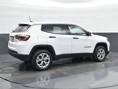 Used 2025 Jeep Compass Sport image 4