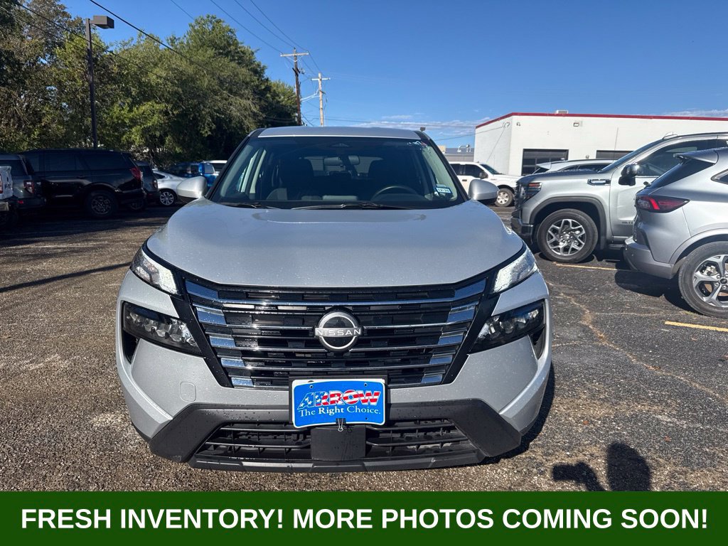 Used 2025 Nissan Rogue SV FWD image 2