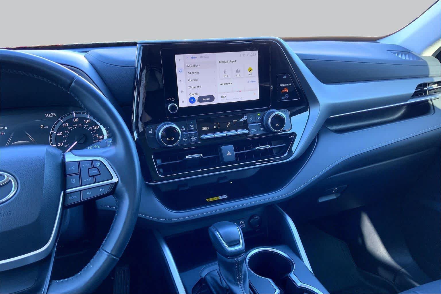 Used 2024 Toyota Highlander XLE AWD/4WD image 7