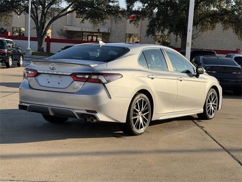 Used 2024 Toyota Camry SE image 4