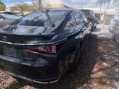 Certified 2025 Lexus ES 300h w/ Premium Package image 6