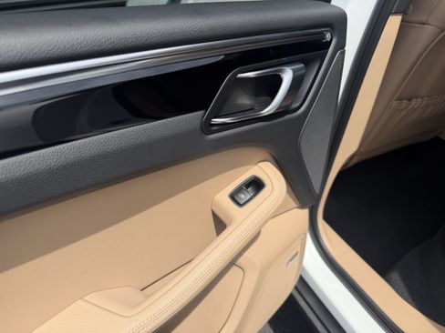 Certified 2024 Porsche Macan AWD/4WD image 26