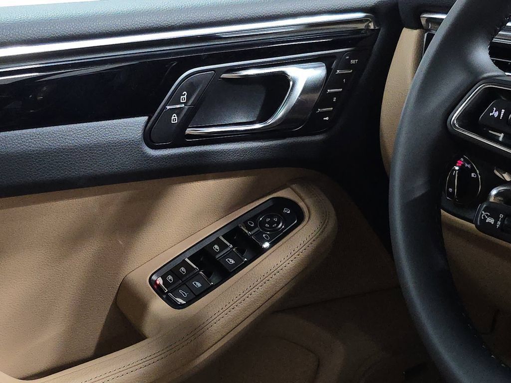 Certified 2025 Porsche Macan AWD/4WD image 21