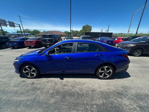 Used 2023 Hyundai Elantra SEL w/ Convenience Package FWD image 3