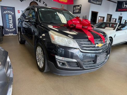 Used 2015 Chevrolet Traverse LT w/ Style and Technology Package FWD image 2