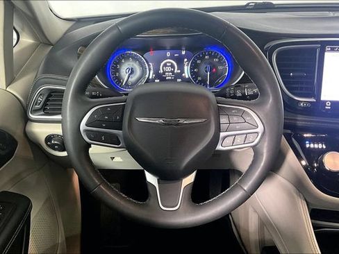 Used 2023 Chrysler Pacifica Limited FWD image 8