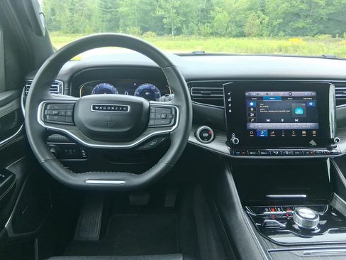 Used 2024 Jeep Wagoneer L Series II w/ Flexible Seating Group AWD/4WD image 19