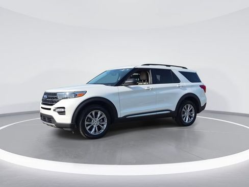 Used 2023 Ford Explorer XLT w/ Equipment Group 202A AWD/4WD image 4