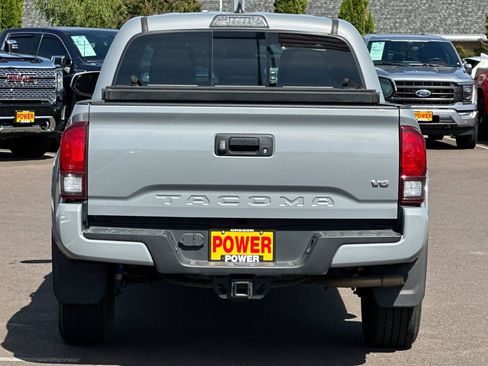 Used 2018 Toyota Tacoma TRD Sport AWD/4WD image 5