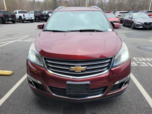 Used 2017 Chevrolet Traverse LT image 2