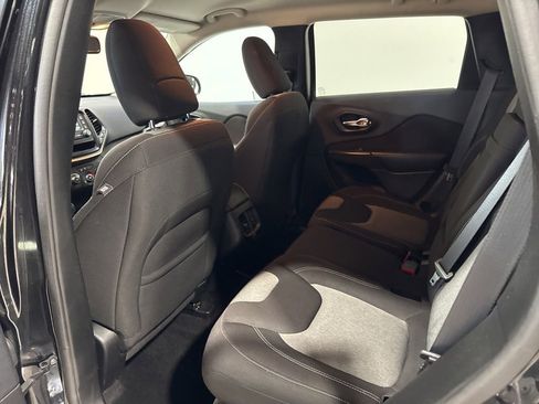 Used 2016 Jeep Cherokee Sport FWD image 29