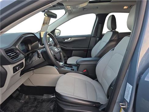 Used 2025 Ford Escape SE image 9