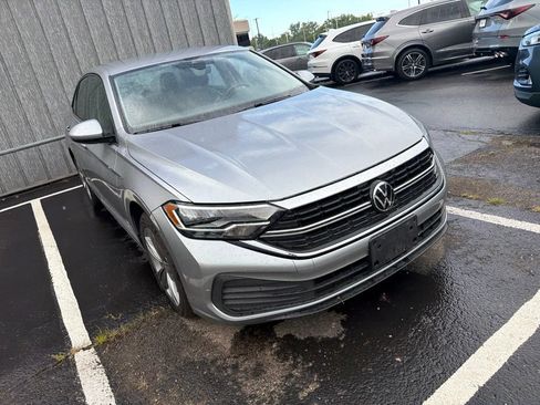 Used 2024 Volkswagen Jetta SE FWD image 3