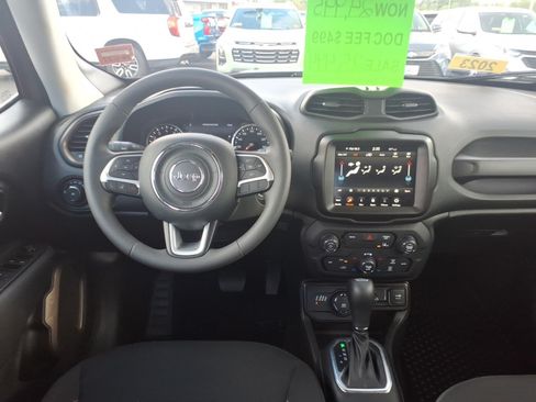 Used 2023 Jeep Renegade Latitude AWD/4WD image 9