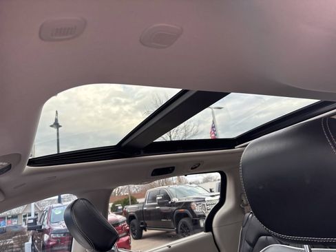 Used 2023 Chrysler Pacifica Limited image 34