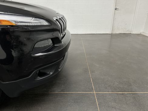 Used 2015 Jeep Cherokee Latitude w/ Cold Weather Group AWD/4WD image 2