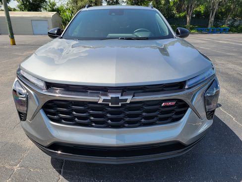 Used 2025 Chevrolet Trax RS w/ Sunroof Package FWD image 2