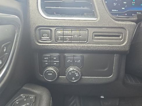 Used 2023 Chevrolet Suburban Premier AWD/4WD image 15