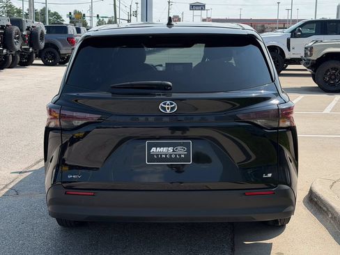 Used 2025 Toyota Sienna LE FWD image 5