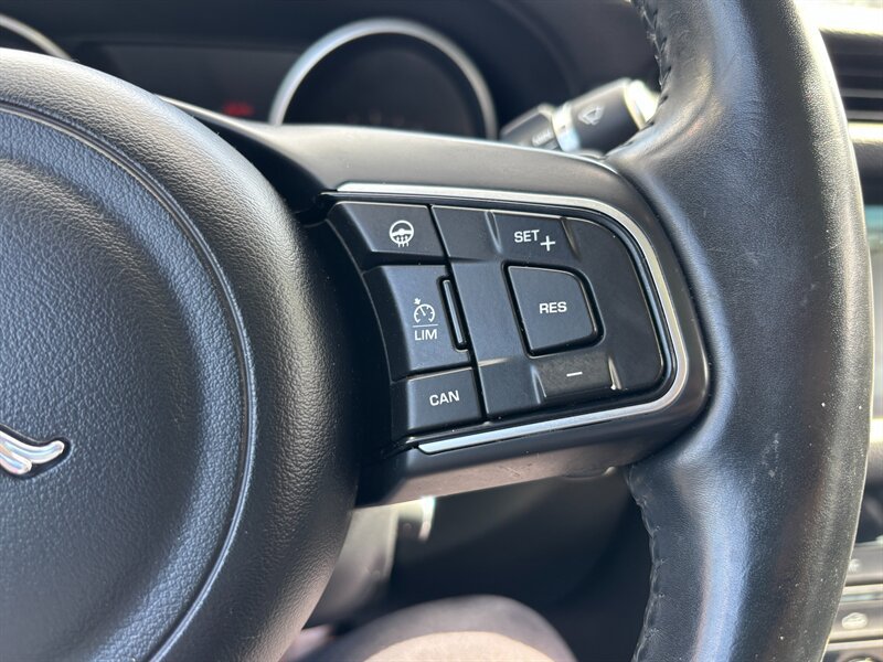 Used 2017 Jaguar XF Premium RWD image 19