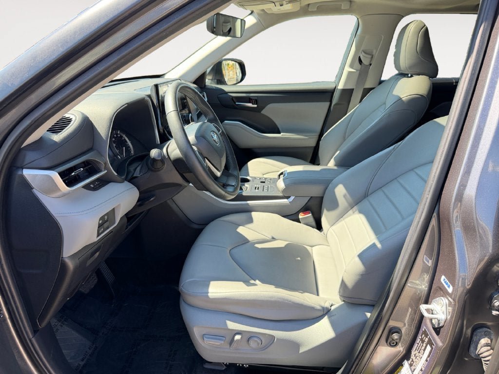 Used 2024 Toyota Highlander XLE AWD/4WD image 6