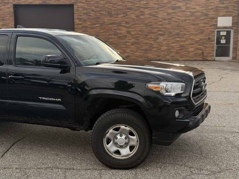 Used 2016 Toyota Tacoma SR5 w/ Towing Package AWD/4WD image 3