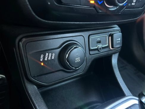 Used 2022 Jeep Renegade Latitude AWD/4WD image 9