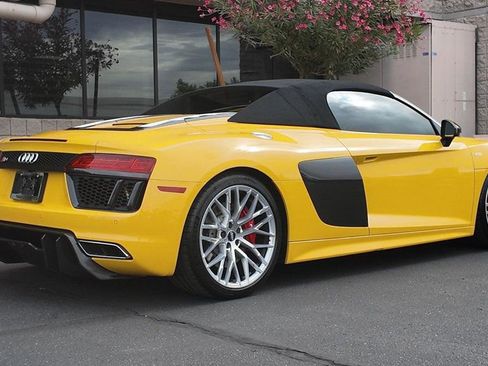 Used 2017 Audi R8 V10 w/ Carbon Exterior Package image 5